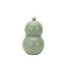 De saliegroene, glanzende Addison Ross Chubby Zout-en Pepermolen 12 cm van Addison Ross heeft een rond ontwerp met een dubbele bol en een kleine metalen knop bovenop, tegen een witte achtergrond.