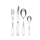 Een selectie van vier roestvrijstalen gebruiksvoorwerpen - vork, mes, eetlepel en theelepel - uit de Alessi Duna Bestek 24-delig collectie van Alessi zijn op een rij geplaatst op een witte achtergrond, waardoor hun elegante Italiaanse ontwerp wordt benadrukt.