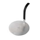 De Alessi Little Helper Inductie Adapter heeft een slanke roestvrijstalen basis met een gebogen zwarte handgreep - ideaal voor het gebruik van je mokkapot of koffiezetapparaat op een inductiekookplaat.