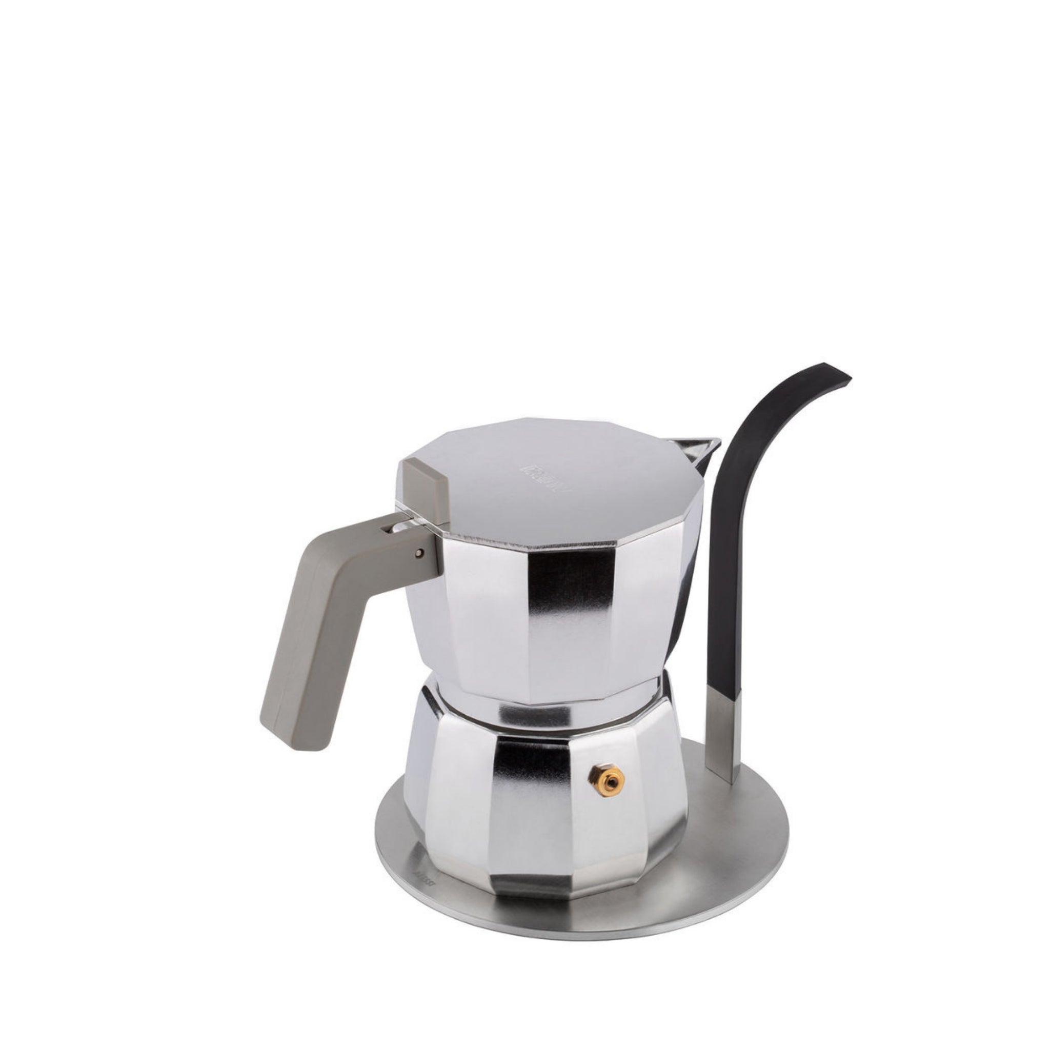 Een zilveren espressomachine voor op de kookplaat met een hoekig ontwerp staat op de Alessi Little Helper Inductie Adapter basis. Het heeft een zwarte gebogen tuit en grijs handvat, ideaal voor het zetten van koffie. De achtergrond is effen wit.