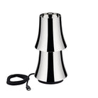 De Alessi Halesia Tafellamp LED Oplaadbaar is een moderne, reflecterende zilveren tafellamp met een gelaagd sculpturaal ontwerp en USB-C voedingskabel, afgebeeld tegen een effen witte achtergrond.