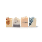 De Azur Sample Set Natuurlijke zepen 4 st. van Azur heeft vier rechthoekige repen natuurlijke zeep in verschillende kleuren en patronen, elk met unieke wervelingen of lagen in bruin, grijs, perzik en blauw. Volledig plasticvrij.