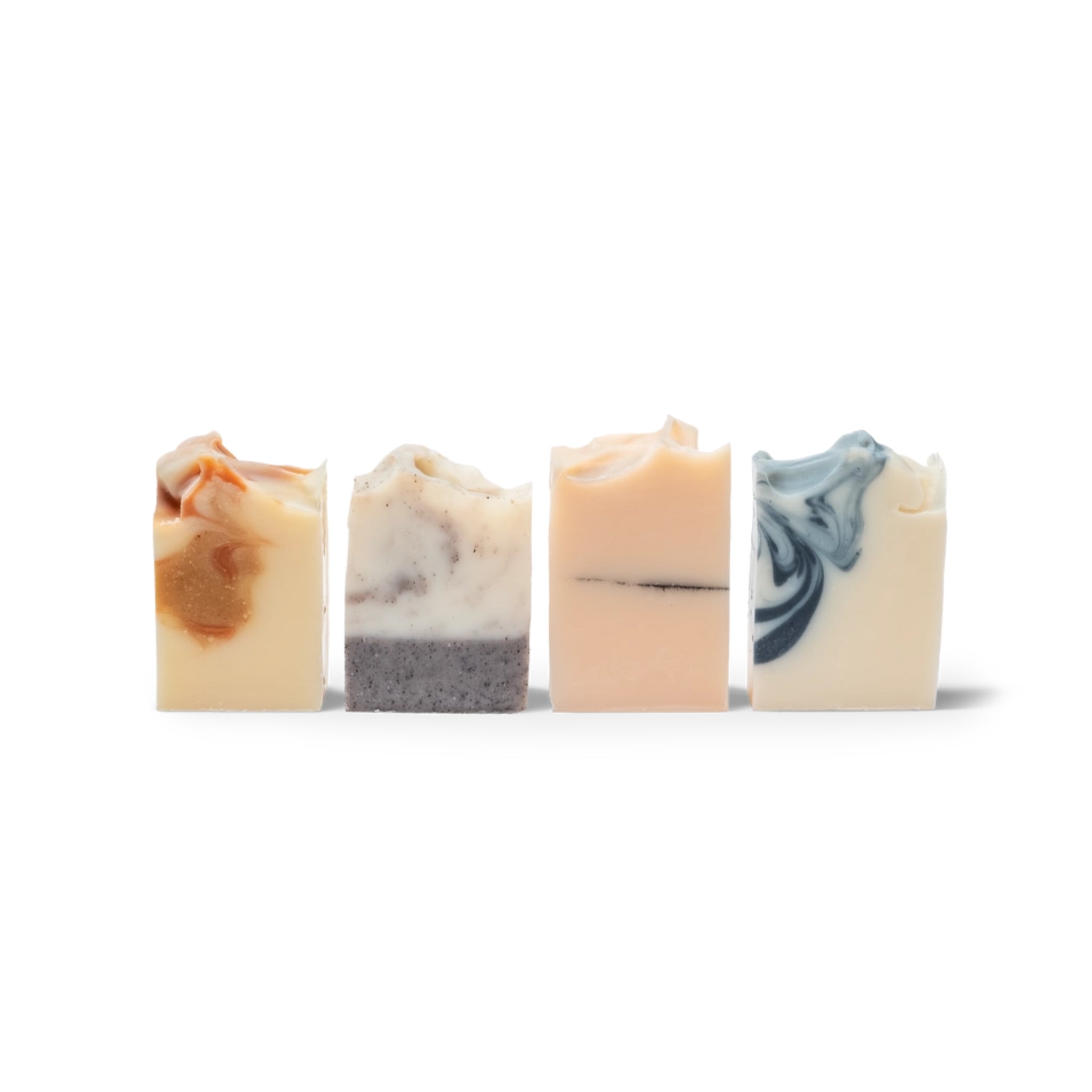 De Azur Sample Set Natuurlijke zepen 4 st. van Azur heeft vier rechthoekige repen natuurlijke zeep in verschillende kleuren en patronen, elk met unieke wervelingen of lagen in bruin, grijs, perzik en blauw. Volledig plasticvrij.