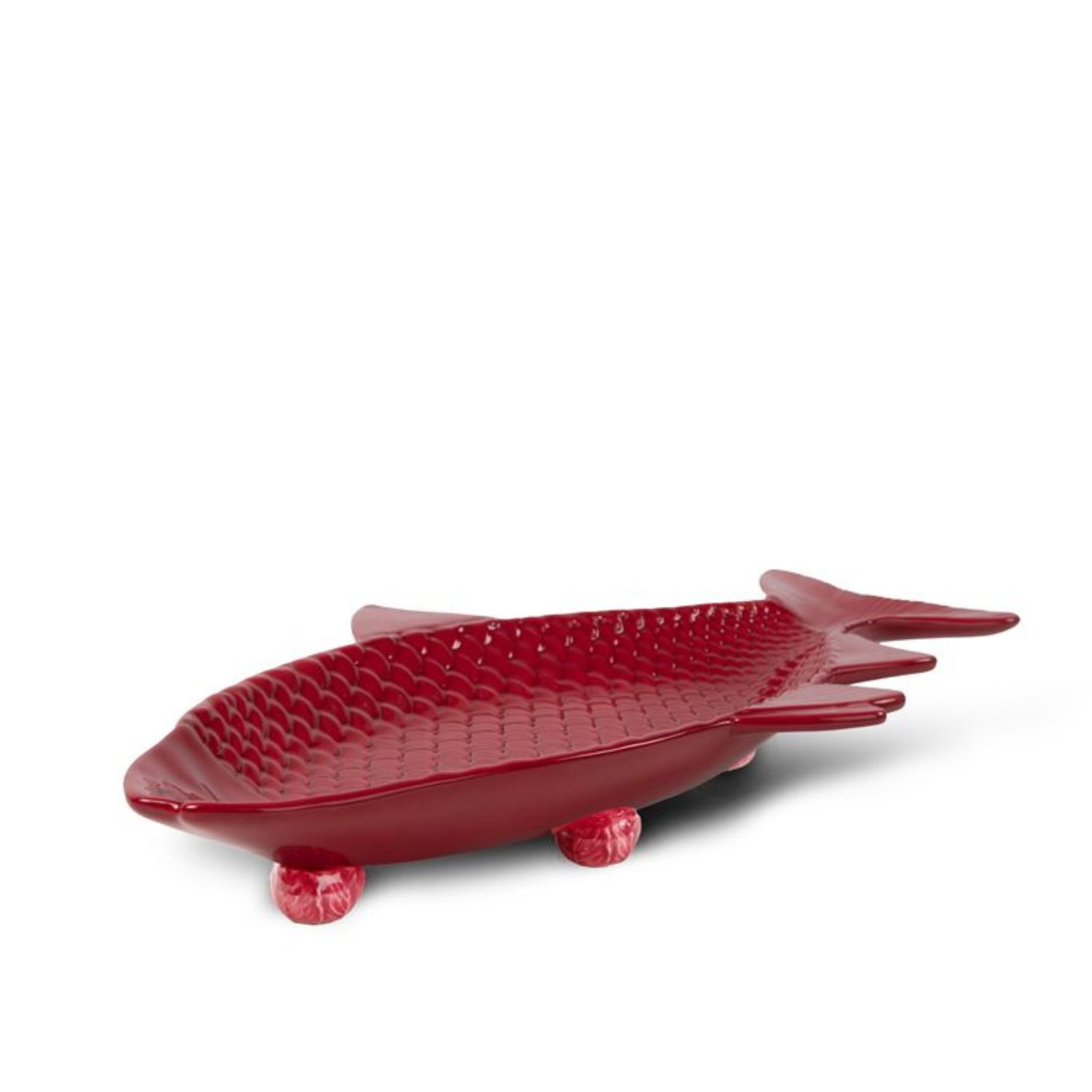 De Byon Kai Serveerschaal Rood van Byon is een glanzende, dieprode serveerschaal in de vorm van een vis met gestructureerde schubben en vinnen, ondersteund door drie ronde marmeren poten.