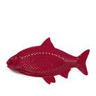 De Byon Kai Serveerschaal Rood, een rode serveerschaal in de vorm van een vis van Byon met gedetailleerde schubben, vinnen en staart, wordt afgebeeld tegen een witte achtergrond.