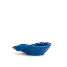 Het Byon Oester Schaaltje Blauw is een klein, uniek gevormd schaaltje met gestructureerde randen en een glanzend kobaltblauw glazuur, perfect voor het serveren van delicate hapjes en geïnspireerd op de elegantie van Byon design.