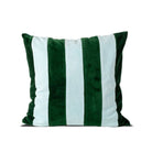 De Byon Pathi Kussen Groen/Blauw 45/45 van Byon heeft stijlvolle blauwe en groene strepen in zacht katoenen velours tegen een witte achtergrond.