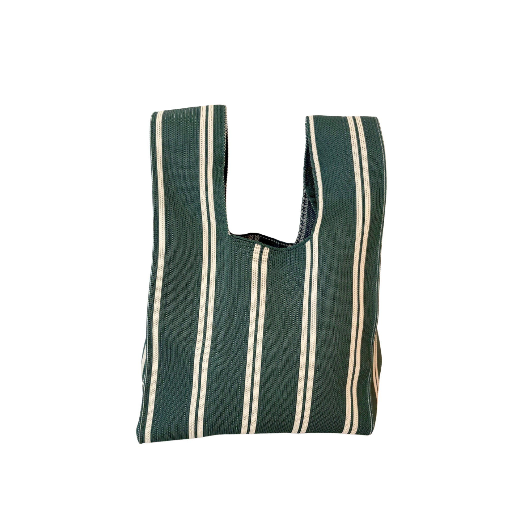 De Caro Antwerp Handtas Double Dash 2.0 Wimbledon is een groene geweven handtas met verticale witte strepen, een brede rechthoekige opening en een tijdloze look, afgebeeld tegen een effen witte achtergrond.