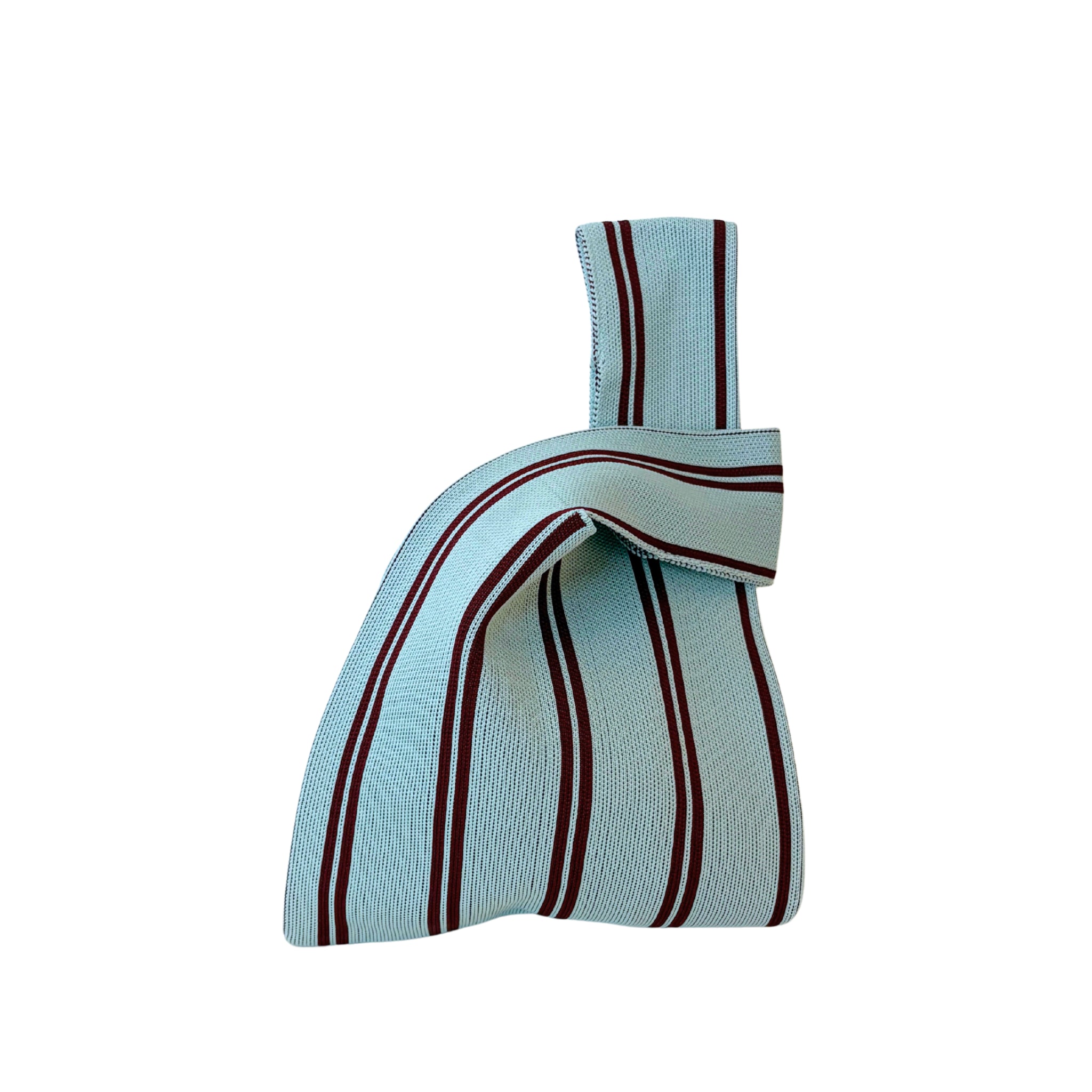 De Caro Antwerp Handtas Double Dash Berry Fresh is een lichtblauwe geweven tas met donkerrode en witte verticale strepen en een unieke geknoopte bovenkant, tegen een effen witte achtergrond.