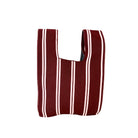 De Caro Antwerp Handtas Double Dash Pink Promise is een herbruikbare boodschappentas met verticale roze en witte strepen, die stijl en functionaliteit combineert tegen een strakke, witte achtergrond.