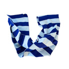 De Caro Antwerp Caro Sjaal Ace Ice Ice Baby sjaal, met blauwe en witte strepen, is weergegeven in een losse, gebogen vorm op een witte achtergrond.