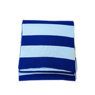 Een gevouwen Caro Antwerp Caro Sjaal Ace Ice Baby deken met brede donkerblauwe en lichtblauwe strepen is afgebeeld op een witte achtergrond.
