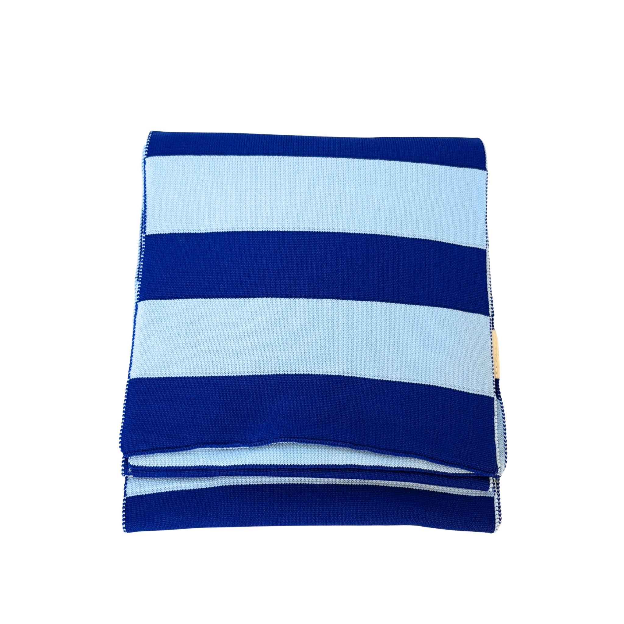 Een gevouwen Caro Antwerp Caro Sjaal Ace Ice Baby deken met brede donkerblauwe en lichtblauwe strepen is afgebeeld op een witte achtergrond.