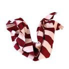 Een Caro Antwerp sjaal van Caro Sjaal Ace Pinky Promise is gedraaid en gerangschikt in een losse, vloeiende vorm op een witte achtergrond.