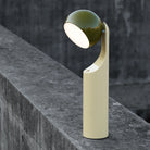 De Fine Lumens Mono Leeslamp LED Oplaadbaar in olijfgroen-geel van Fine Lumens heeft een modern minimalistisch ontwerp. De dimbare LED werpt een zacht wit licht terwijl hij op beton staat met zijn unieke koepelkap en crèmekleurige voet.