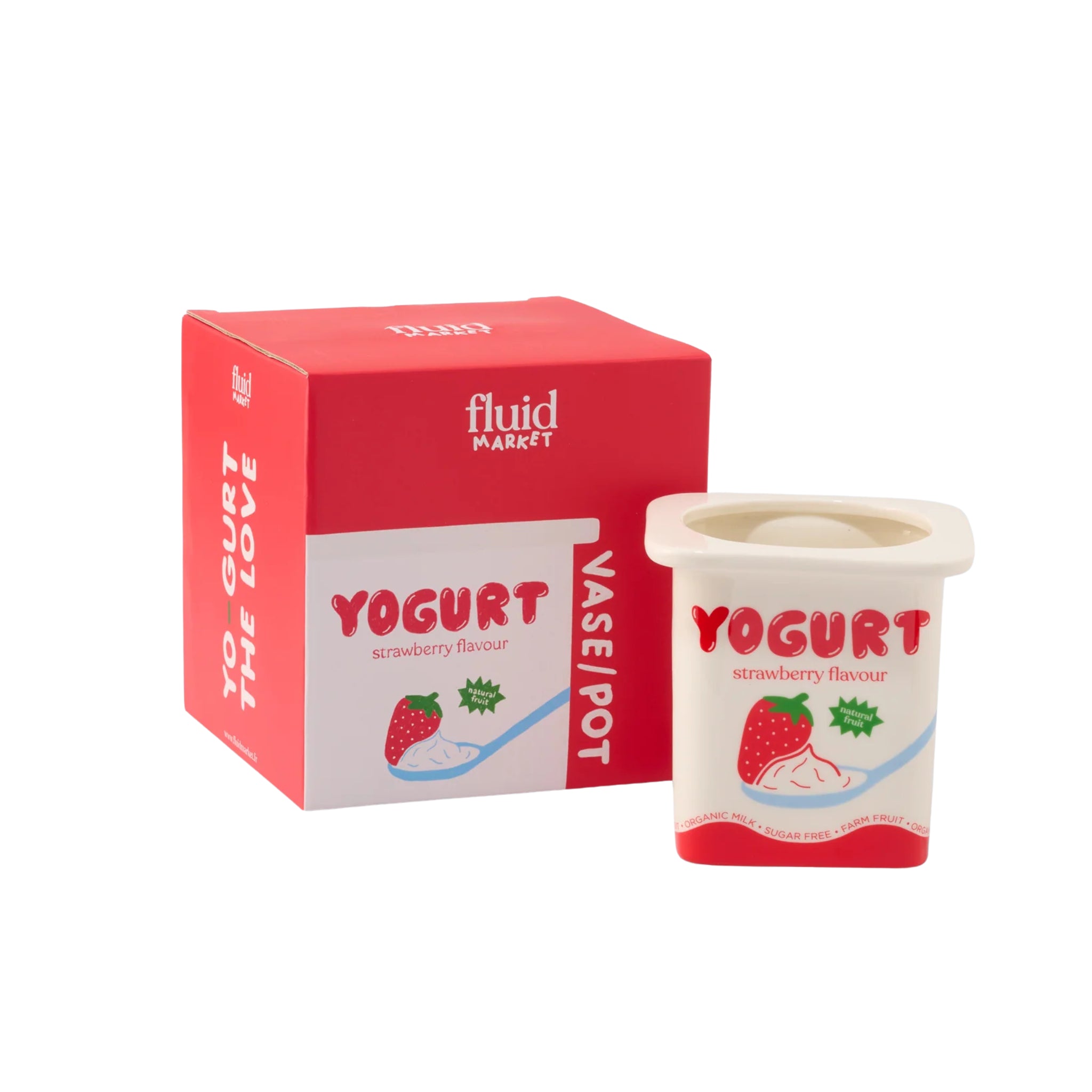 Een Fluid Market Aardbei Yoghurt Vaas/Pot in rood en wit, met een afbeelding van een aardbei en het label "Yoghurt, aardbeiensmaak", wordt getoond naast een bijpassend keramieken ontwerp van Fluid Market.