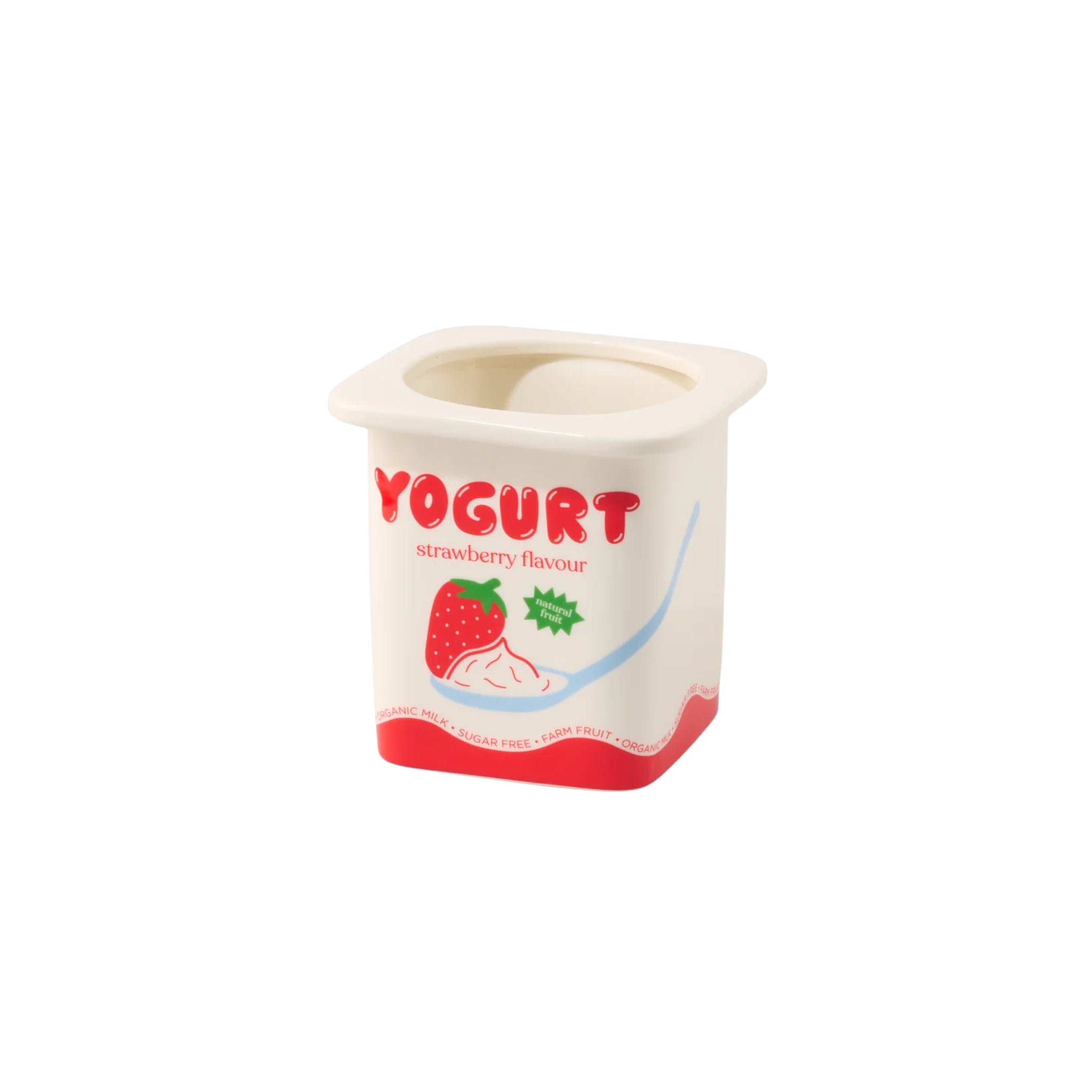 Een kleine, rechthoekige Fluid Market Aardbei Yoghurt Vaas/Pot met "Yoghurt" in rood en een aardbei-yoghurt illustratie op de voorkant. Deze open, lege pot heeft een keramieken ontwerp geïnspireerd door Fluid Market.