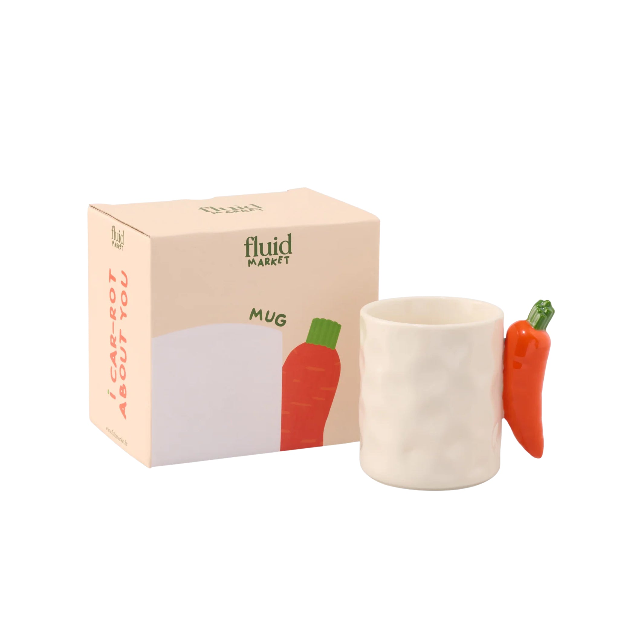 De Fluid Market Mok Wortel is een witte mok van keramiek met een wortelvormig handvat, verkocht in een beige doos met de tekst 'Fluid Market' en 'I CARROT ABOUT YOU', met een wortelillustratie. Perfect als origineel cadeau.
