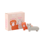 De Fluid Market Zout- en Pepervaatjes Kat 2 st. set bestaat uit oranje en grijs keramische kattenschudbekers in een speelse verpakking met kattenthema's als zout, peper en MEOW MEOW - een perfect cadeau voor kattenliefhebbers.