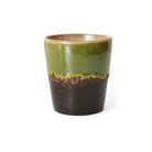 De HK Living 70s Ceramics Koffiekop Algae is een keramische koffiekop met een glanzende afwerking en een groen-naar-bruin kleurverloop, geïnspireerd op de vintage stijl en afgebeeld op een witte achtergrond.