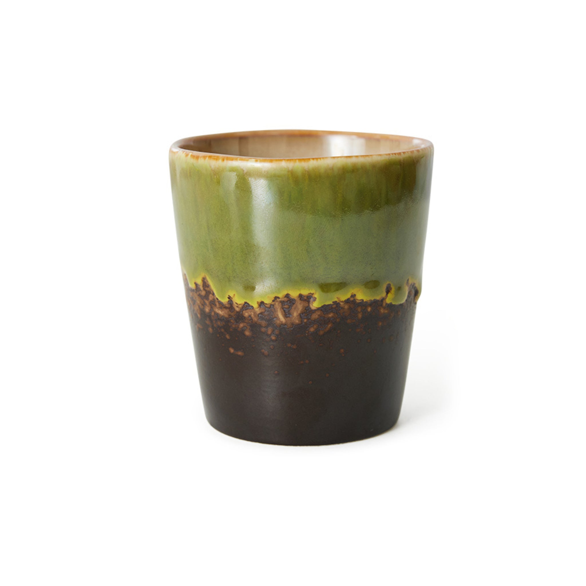De HK Living 70s Ceramics Koffiekop Algae is een keramische koffiekop met een glanzende afwerking en een groen-naar-bruin kleurverloop, geïnspireerd op de vintage stijl en afgebeeld op een witte achtergrond.