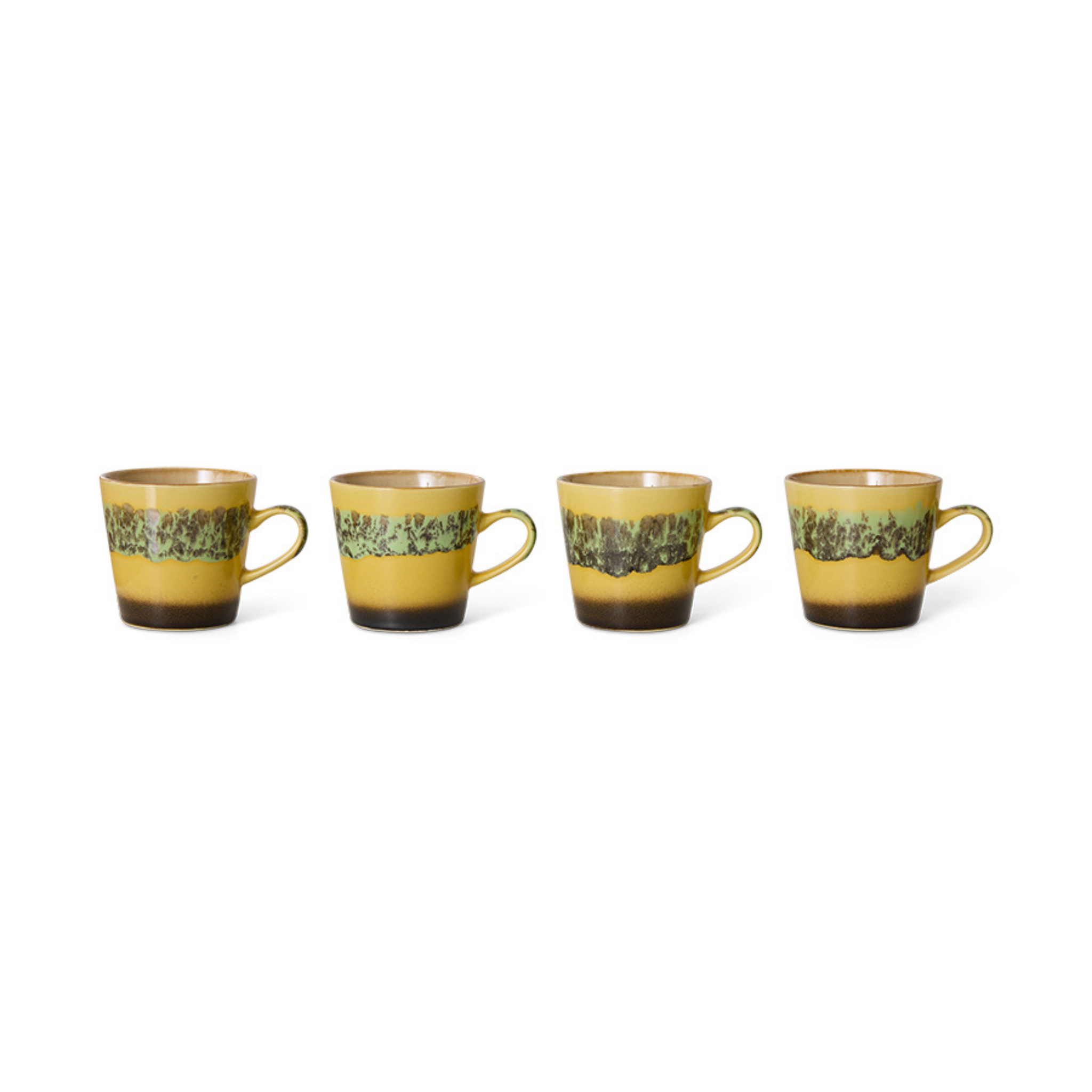 Vier HK Living 70s Ceramics Americano Mok Kelp-mokken, met oren en een gele onderkant met een decoratief groen en bruin bladpatroon, staan op een rij tegen een witte achtergrond. Ideaal om ’s ochtends van je koffie te genieten.