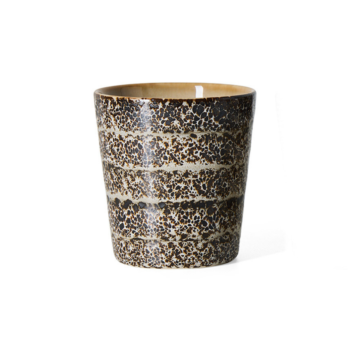 HK Living 70s Ceramics Koffiekop Brew met donker gespikkeld glazuur op een crèmekleurige ondergrond, vooraanzicht op een witte achtergrond