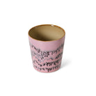De HK Living 70s Ceramics Koffiekop Bubble is een handgemaakte koffiekop met een beige binnenkant, roze buitenkant, donkere golvende structuurpatronen en een licht ongelijke rand, afgebeeld op een witte achtergrond.