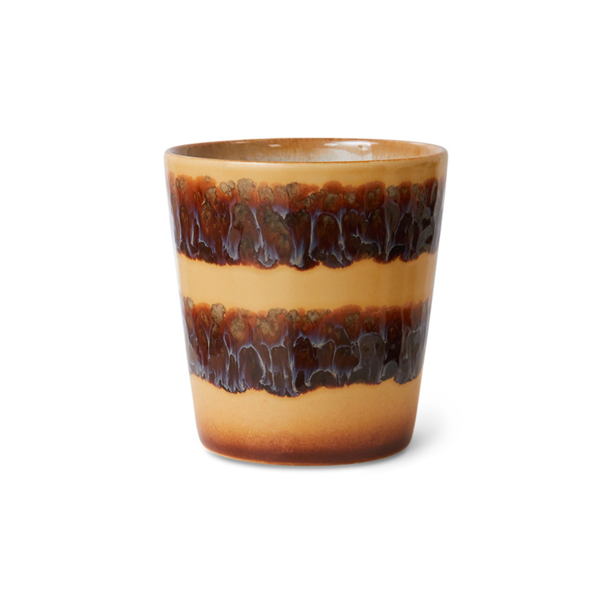 De HK Living 70s Ceramics Koffiekop Cliffs is een koffiekop in retro-stijl met een beige basis, twee donkerbruine structuurbanden, taps toelopende vorm en glanzende afwerking.