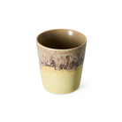 HK Living 70s Ceramics Koffiekop Custard van schuin boven, met zicht op de taupe binnenkant, op een witte achtergrond