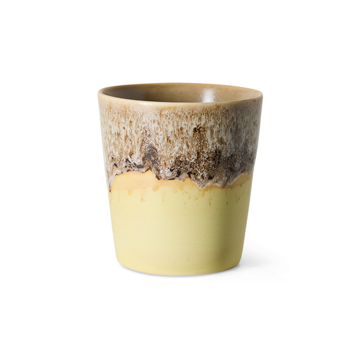 HK Living 70s Ceramics Koffiekop Custard met vanillegeel glazuur en een zandbeige bovenrand, vooraanzicht op een witte achtergrond