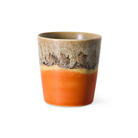 HK Living 70s Ceramics Koffiekop Fierce met fel oranje glazuur en een zandkleurige bovenrand, vooraanzicht op een witte achtergrond