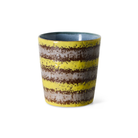 HK Living 70s Ceramics Koffiekop Layers met geel en taupegrijs gestreept glazuur, vooraanzicht op een witte achtergrond