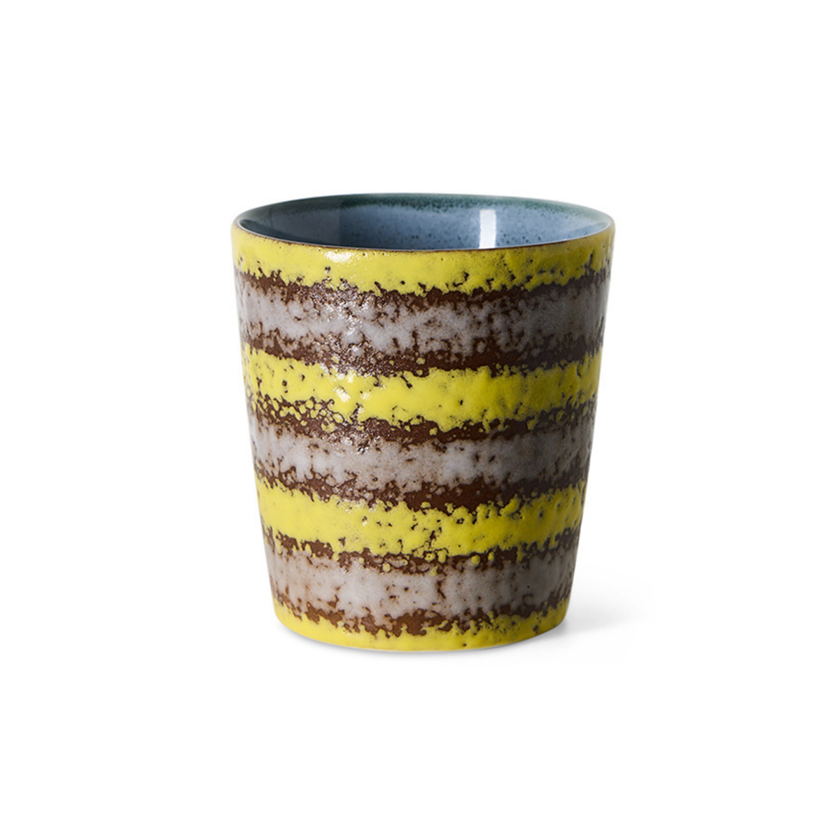 HK Living 70s Ceramics Koffiekop Layers met geel en taupegrijs gestreept glazuur, vooraanzicht op een witte achtergrond