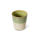 De HK Living 70s Ceramics Koffiekop Slush heeft een gespikkelde beige onderste helft en een gladde groen geglazuurde bovenste helft, tegen een effen witte achtergrond.