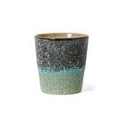 De HK Living 70s Ceramics Koffiekop Thicket is een keramische koffiekop met een gespikkeld glazuur en een verloop van donkerbruin naar turquoise blauw en lichtgroen, geïnspireerd op de iconische 70s Ceramics collectie van HK Living, afgebeeld op een witte achtergrond.