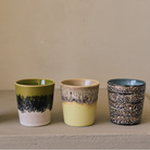 HK Living 70s Ceramics Koffiekoppen Truffle, Custard en Brew naast elkaar op een lichte plank