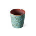 HK Living 70s Ceramics Koffiekop Zingy van schuin boven, met zicht op de wijnrode binnenkant, op een witte achtergrond
