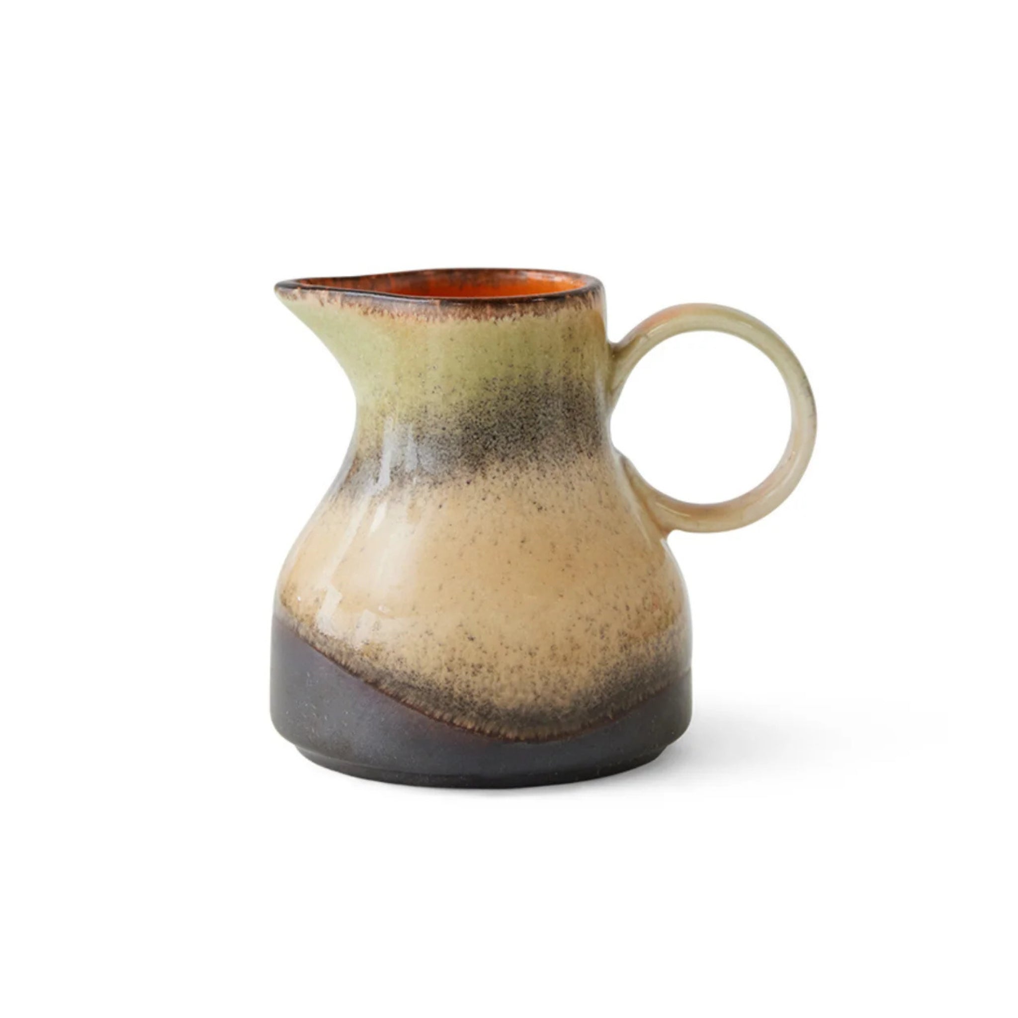 Het HK Living 70s Ceramics Melkkannetje 8AM heeft een ronde handgreep, een smalle tuit en verlopend glazuur in groen, beige en bruin, wat doet denken aan de retro jaren 70 stijl. Afgebeeld tegen een effen witte achtergrond. Merk: HK Living.
