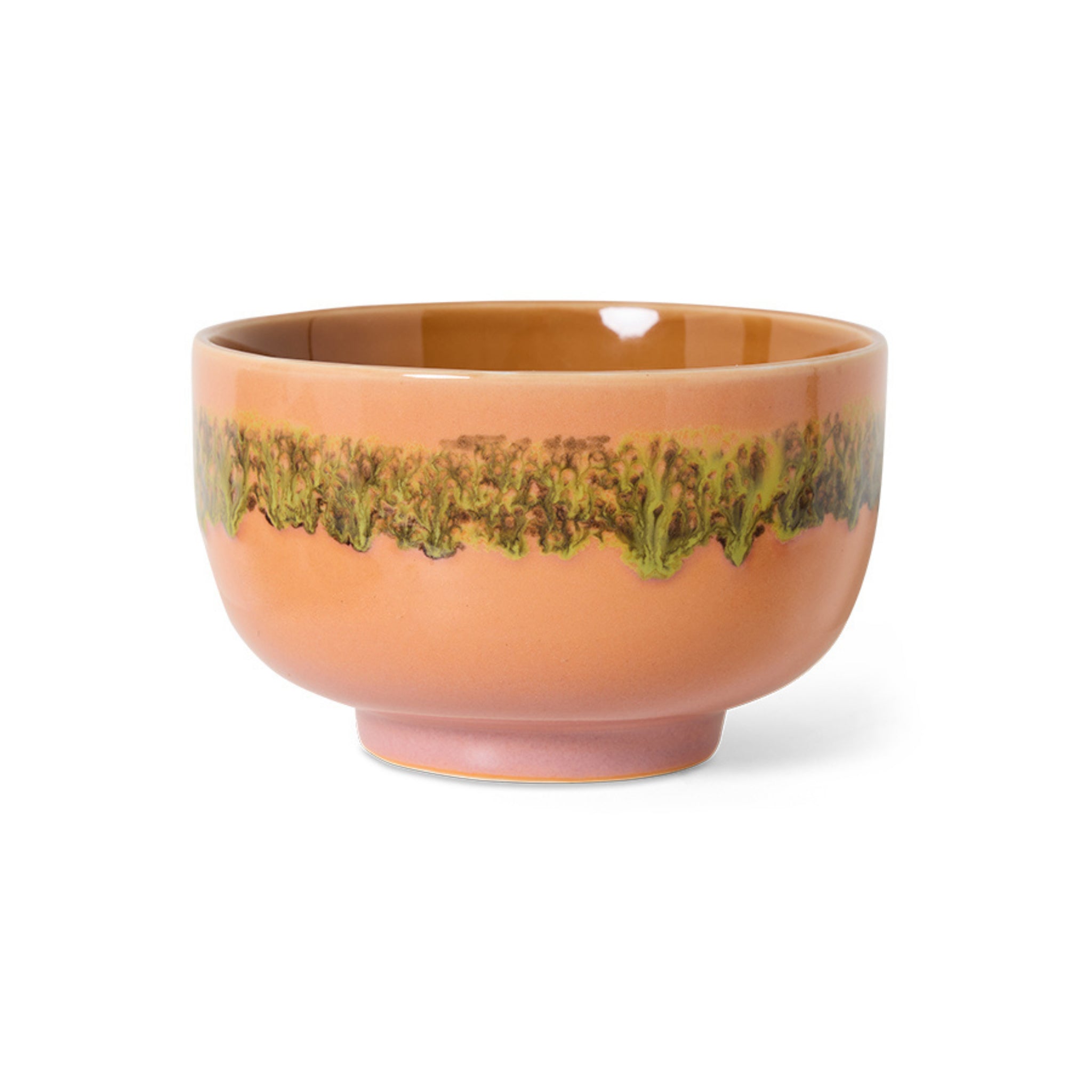 De HK Living 70s Ceramics Noodle Kom Lush D13 heeft een glanzende lichtbruine afwerking met een groene en bruine gestructureerde band rond de bovenste helft, geïnspireerd op jaren 70 keramiek, afgebeeld tegen een effen witte achtergrond.