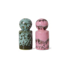 HK Living 70s Ceramics Peper- en Zoutvaatje Baroque 2 st. heeft twee ronde keramische shakers - de ene groen en blauw gevlekt, de andere roze en zwart - die naast elkaar staan tegen een witte achtergrond.