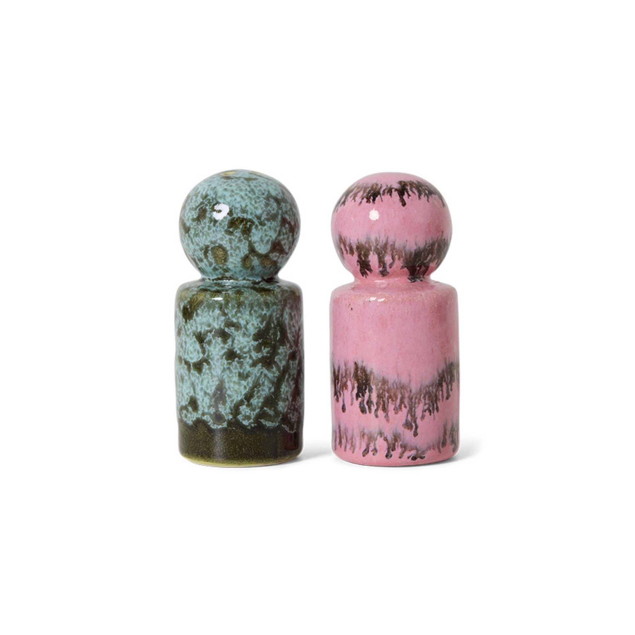 HK Living 70s Ceramics Peper- en Zoutvaatje Baroque 2 st. heeft twee ronde keramische shakers - de ene groen en blauw gevlekt, de andere roze en zwart - die naast elkaar staan tegen een witte achtergrond.