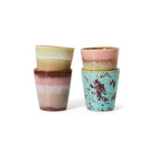 Vier kleine HK Living 70s Ceramics Ristretto Moks zijn per twee gestapeld: het linker paar toont aardetinten, terwijl het rechter een roze-bruin kopje heeft boven een turquoise, gespikkeld HK Living ontwerp uit de Futurism set van vier.