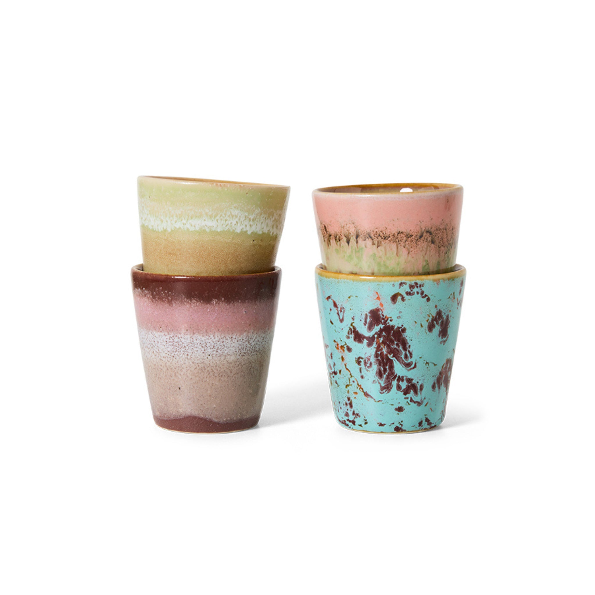 Vier kleine HK Living 70s Ceramics Ristretto Moks zijn per twee gestapeld: het linker paar toont aardetinten, terwijl het rechter een roze-bruin kopje heeft boven een turquoise, gespikkeld HK Living ontwerp uit de Futurism set van vier.