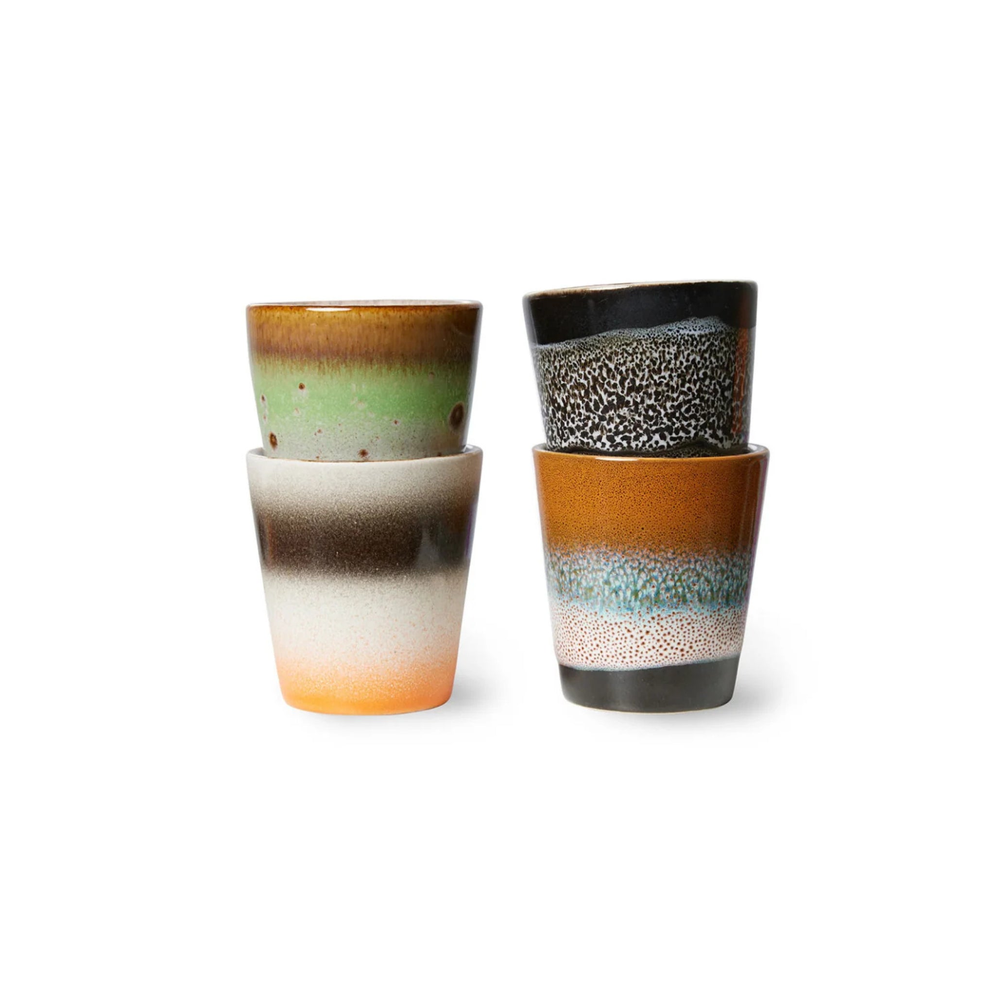 Vier HK Living 70s Ceramics Ristretto Mok Good Vibes kopjes zijn per twee gestapeld tegen een witte achtergrond. Ze zijn elk voorzien van unieke aardse glazuren en texturen die het artistieke vakmanschap van HK Living weerspiegelen. Set van 4.