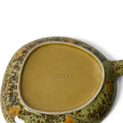De afbeelding toont de onderkant van een afgeronde driehoekige HK Living 70s Ceramics Schotel Fjord, met een bruine basis gestempeld met HK Living, en groen glazuur met bruine en oranje spikkels rond de randen.