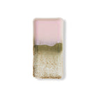 Het HK Living 70s Ceramics Serveerschaaltje Muse is een rechthoekige schaal van keramiek met een gradiëntontwerp - zachtroze aan de bovenkant, olijfgroen in het midden en gespikkeld beige aan de onderkant - die de jaren 70 stijl weerspiegelt op een witte achtergrond.