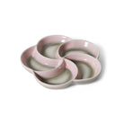 De HK Living 70s Ceramics Snack Schaal Muse is een tapasschaal van keramiek met vier petal-vormige compartimenten in zachtroze en grijstinten, gerangschikt in een bloempatroon - perfect voor het serveren van snacks.