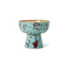 De HK Living 70s Ceramics Tapas Kom op Voet Patina S heeft een brede rand, smalle basis en turquoise blauw glazuur met bruine spikkels, geïnspireerd op klassiek jaren 70 keramiek, en is afgebeeld op een witte achtergrond.