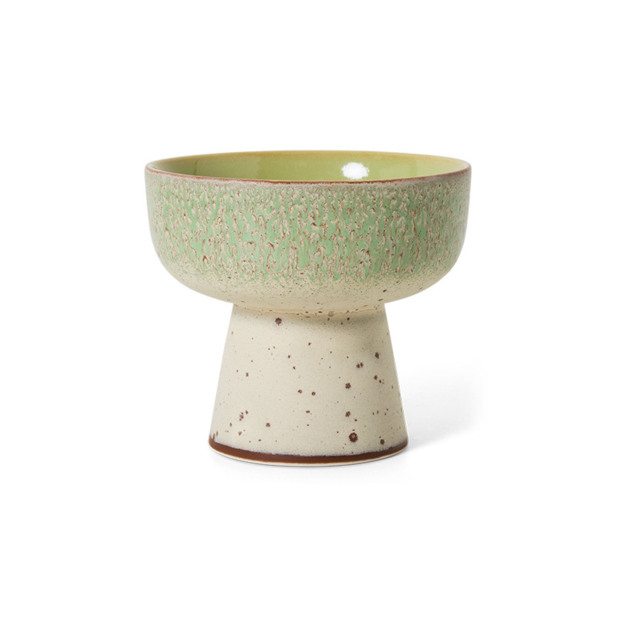 De HK Living 70s Ceramics Tapas Kom op Voet Slush L is een moderne, minimalistische kom op voet van keramiek met een lichtgroen geglazuurde bovenkant en een beige gespikkelde onderkant, hier afgebeeld op een witte achtergrond.